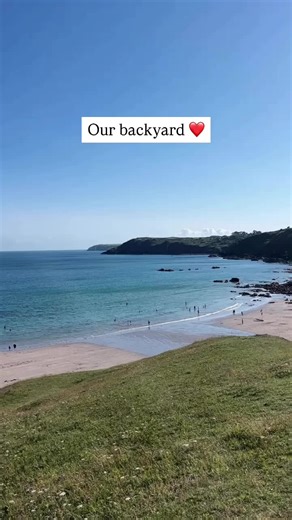 Our stunning and sandy #KennackSands beach, a 10 minute stroll from Silver Sands Holiday Park! Lifeguarded by RNLI and two cafes to enjoy as well #cornwall #beachvibes #thelizard #cornishbeach #caravanpark #silversandscornwall