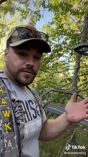 Hang your stands quicker and easier by using your lineman’s belt! #raisedhunting #treestandtip #treestandtiktok #treestandcheck #huntingtiktok #deerhunting2022