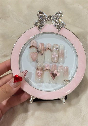 ピンク×ホワイトツイードネイル💅🏻 キラキラで可愛いでしょ💕 実は、一番上の親指のハート粘土ジェルで作ってみたの！ 初挑戦なんだけど、どうかな？ #ジェルネイル #セルフネイル #キラキラネイル #マグネットネイル #ちゅるんネイル #ハートネイル #ワンホンネイル #ビジューネイル #きらかわ #ガーリーネイル #ツイードネイル #可愛い