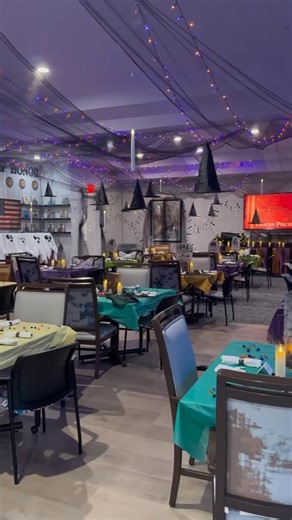 A night of magic, mystery, and mouthwatering delights at HearthStone at Wildwood. Our Connections and Assisted Living neighborhoods came together for a special Dinner & a Movie: Hocus Pocus. From whimsical décor to an enchanting menu, it was an unforgettable evening filled with creativity, laughter, and community spirit. Guests enjoyed a themed menu featuring candy corn cornbread, “Eye of Newt” deviled eggs, butternut squash ravioli, and desserts that were truly spellbinding. From start to finis