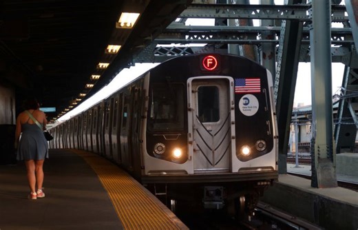 Severe delays to Manhattan-bound 7 trains at height of rush hour