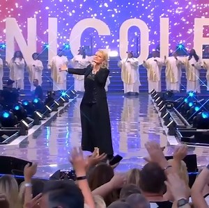WOW! Wir werden so emotional bei diesem Auftritt! 😭 So schön gesungen von Nicole! 🥰 👇Jetzt das Video auf Youtube anschauen: 👇 https://www.youtube.com/watch?v=2JaqfTgNyKs | Schlager Videos