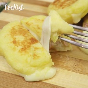 160K views · 3.7K reactions | These potato pancakes are very easy to prepare and their cheesy center makes them irresistible! | Cookist Wow | Facebook