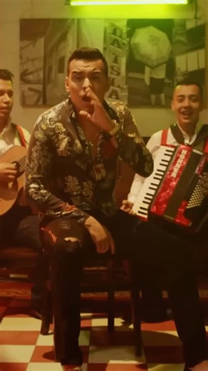 Hola Que Tal on Instagram: "Il était l’un des artistes les plus aimés de Colombie. �Un enfant parti de rien, porté par la musique, le travail et l’espoir. À seulement 13 ans, Yeison Jiménez quitte sa ville natale pour Bogotá, travaille dur, économise chaque peso,�et transforme ses rêves en chansons. Ses paroles parlaient de la vie, de l’amour, de la douleur, du réel. �Des histoires simples, vraies, dans lesquelles tout un peuple s’est reconnu. Aujourd’hui, la Colombie est en deuil.�Mais sa voix,