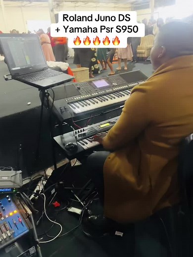 Roland Juno DS and Yamaha PSR S950 - Musical Instrument Comparison