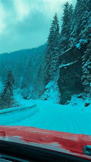 18 reactions | ❄️ WINTER KISS 2026 a debutat exact așa cum trebuie: cu emoție, energie și momente de neuitat pe Transalpina. Muzica, distracția și premiile au creat cadrul perfect, iar atmosfera a fost dusă la superlativ de DJ Emil Safta, MC Cristi Neacșu și MC Tom Cringureanu. Prima ediție din acest an nu a fost doar un eveniment — a fost o experiență. ✨ | Cringureanu Tom | Facebook