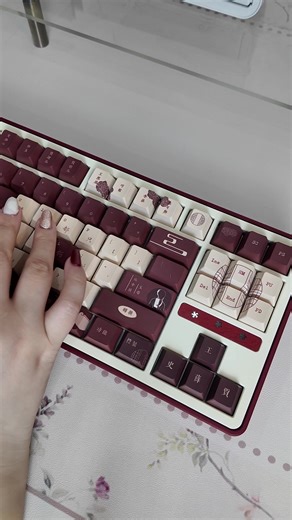 Chiếc phím này nhìn phát là thấy mùa xuân ập tới lun 🌸🌷 Một trong những chiếc keyboard có backplate độc đáo nhất mà mình từng thấy 🕊️ Nhân tiện, Piyoo cũng muốn thông báo mình đã đóng đơn build custom do cận tết. Sốp sẽ mở lại order vào ngày 1/3 nha 🫶🫶🫶 Cảm ơn các bạn đã luôn theo dõi và ủng hộ Piyoo Studio 💖💖💖 #mechanicalkeyboard #bànphímcơ #fyp #red #spring