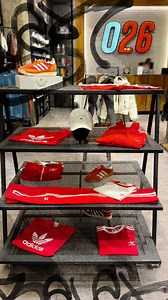 👹 Donde el rojo habla, el resto escucha. Estilo que pisa fuerte, siempre Adidas. | Cero 26