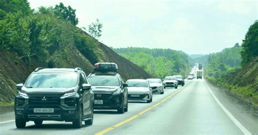 Cao tốc giới hạn tốc độ 50km/h, xe nối đuôi nhau trên đường