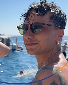 1.5M views · 10K reactions | Ultimo: “Stavo dormendo dopo pranzo in mezzo al mare della Calabria. Sento diversi gommoni suonare il clacson con le mie canzoni e mi sveglio. Scendo e trovo tutto questo. Puoi chiamarlo amore. ❤️” | Radio Italia | Facebook