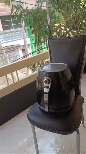 Airfryer Safety Incomplete Without It #shortsfeed Are you tired of your makhana, chips, seeds, or popcorn flying around in the air fryer and sticking to the heating coil? This is a common issue caused by high-speed air circulation, and it can be a fire hazard! In this video, I share a simple yet effective hack using interchangeable stainless steel sieves (Chalni). By placing the sieve over your light snacks, you allow the hot air to circulate freely while keeping the food securely in place. No m