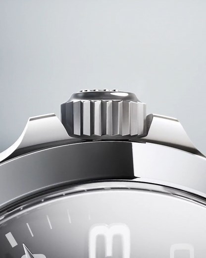 The @Rolex crown guard. Designed to protect the winding crown, it was introduced in 1959 on the Submariner and GMT-Master before equipping most of our Professional watches. Stamped as an integral part of the middle case, it elegantly extends the case sides to the tip of the crown. Its unique design blends perfectly with each model’s curves, ensuring harmonious continuity of the case. Close protection requires two inseparable qualities: a reassuring presence and an ability to remain inconspicuous
