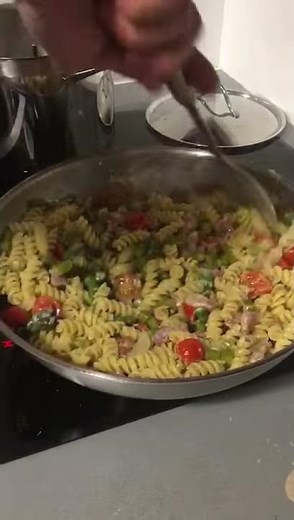 La pasta asparagi pomodorini e pancetta
