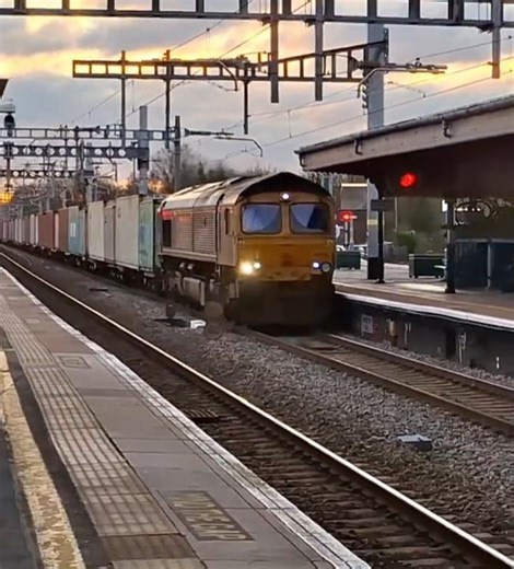 Got a horn again from a Class 66 #uktrains #train #uk #railway #trainspotting #shorts