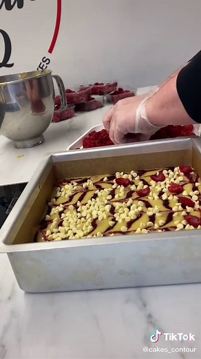 Raspberry White chocolate Blondies 😍👅 #fyp #foryoupage #blondies #brownies #smallbusinesscheck #bakingtiktok