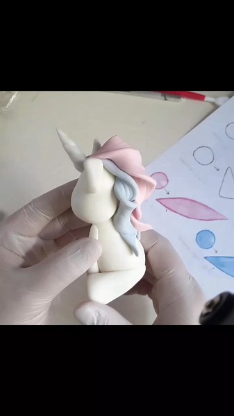 Ulep swojego jednorożca! Figurka odkształca się i deformuje podczas lepienia? Ciągle wychodzi za duża głowa, zbyt grube nogi? A do tego te pęknięcia i odgniotki! W moich tutorialach znajdziesz na to wszystko rozwiązanie. Zajrzyj na www.ubierzswojtort.sklep.pl #figurkizmasycukrowej #cukrowedekoracje #dekoracjenatort #ubierzswojtort #pierwszeurodziny #torciara #torciary #jednorozec #tutorial #sugarcrafting #toppertutorial #instrukcja #jakulepić