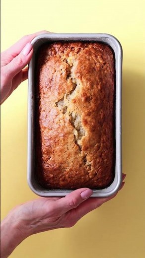 The Secret to Extra Moist Banana Bread 🍌