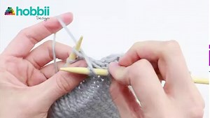 Lær deg å strikke German short rows med denne trinn-for-trinn videoen 🎥 German short rows bugner på samme måte som en normal “wrap and turn” men den er mye enklere, nesten usynlig og føles enda mer behagelig 🥰 TRINN-FOR-TRINN 👣 1. Strikk til det stedet der det skal snues. 2. Snu arbeidet og ta 1 m løst av med garnet foran masken. 3. Før garnet bak arbeidet og trekk lett i garnet så det oppstår “en dobbeltmaske”. 4. Strikk videre som anvist i oppskriften. 5. På neste p strikkes den dobbelte ma