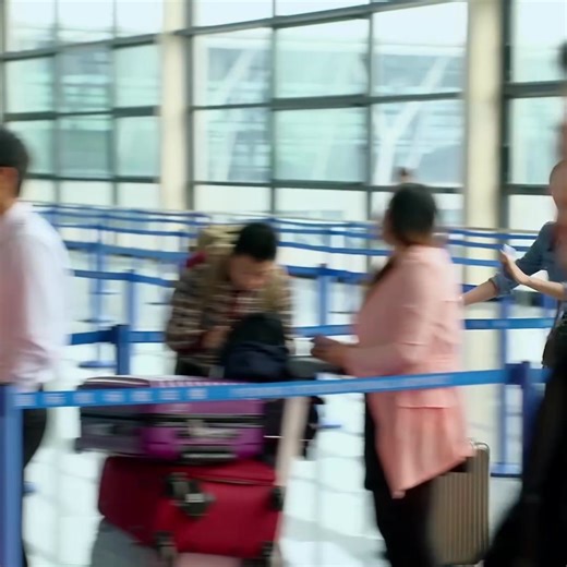 💞她为了插队竟然谎称自己是孕妇！ 💞In order to cut in line, she lied that she was pregnant! #reels #chinesedrama #drama #hotdrama #movie | 華視陸劇社 Chinese Drama