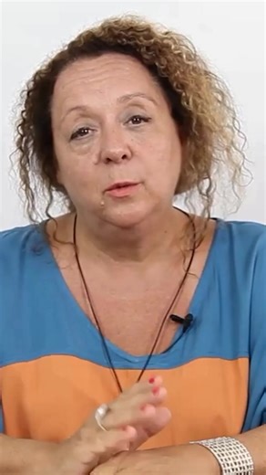 O que você chama de coincidência… é o eco invisível da sua alma. Quando a mesma dor volta em novos rostos, não é acaso. É a ferida de origem a repetir-se até ser reconhecida. 👉 Amores que terminam sempre da mesma forma. 👉 Relações diferentes com o mesmo vazio. 👉 Caminhos novos que acabam no mesmo lugar. Esse eco não é azar. É a linguagem da alma — a mostrar que algo precisa ser visto. Eu sou Alex Solnado. Há 25 anos ajudo mulheres de todo o mundo a reconhecer esse eco invisível e a encontrare