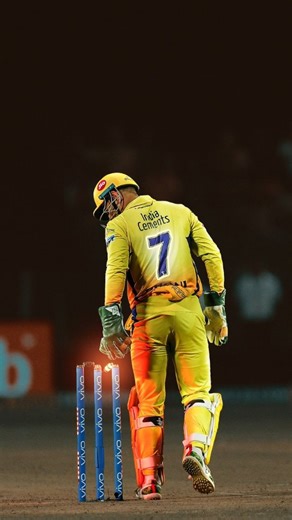 MSD CRICKET 07 on Instagram: "1997년 개봉한 영화 Titanic은 잭과 로즈의 운명적인 사랑을 통해 비극 속에서도 오래 남는 감정의 깊이를 보여주는 작품입니다. 화려한 연출보다 인물의 감정에 더 집중한 제임스 카메론 감독의 스타일은 지금 다시 봐도 묘하게 가슴을 울리죠. 배가 침몰하는 장면이 아닌, 두 사람이 서로를 바라보던 순간들이 더 강하게 기억에 남는 영화이기도 합니다. 이 감정을 완성해주는 곡이 바로 셀린 디온의 *“My Heart Will Go On”*입니다. 처음 들으면 잔잔한데, 어느 순간 자연스럽게 가슴이 벅차오르는 느낌을 줍니다. 특히 후반부의 고조되는 보컬은 영화 속 잭과 로즈의 마지막 장면과 겹쳐지면서 괜히 마음이 서늘해지기도 하고요. 많은 분들이 “이 노래가 나오면 왜 그 장면이 자동으로 떠오르는지 모르겠다”고 말하는데, 그만큼 영화와 음악이 자연스럽게 얽혀 있는 곡입니다. 1998년 아카데미 주제가상을 비롯해 여러 상을 휩쓴 건 단지