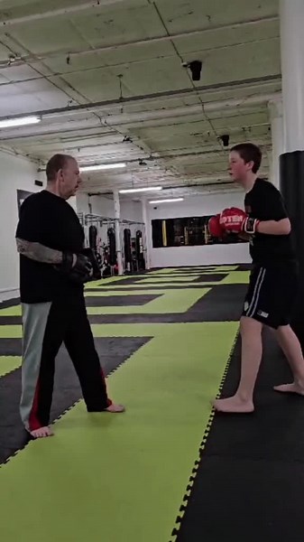 Working on movement and shot selection @Team Energize with coach @Ian_energize getting ready for @Kickboxing GB #kickboxing #padwork #boxing #lightcon #thestrikingblueprint