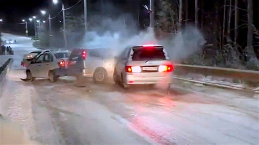 Des routes verglacées provoquent un carambolage de huit véhicules en Russie