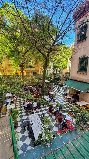 Recorre BA❤️🇦🇷 Turismo en Buenos Aires. F. Yosovitch on Instagram: "Restaurante y patio al aire libre . 👉🏻En una de las zonas mas refinadas de la ciudad, se encuentra un petit hotel que esconde un hermoso patio y restaurante @museoevitarestaurant . 👉🏻Atravesando su portó de ingreso podrás encontrar un patio repleto de vegetación, pisos de mosaico y un gran árbol Palo Borracho en el medio del conjunto y luces que cuelgan desde arriba . 👉🏻 Ofrecen un salón interior completamente restaurado