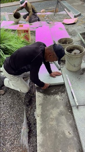 ご寺院様からご用命頂いた、参道・通路 白御影石の敷石工事・コンクリート基礎の上に敷石を張り込む作業です。2025年6月20日