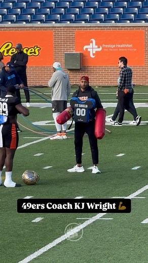 49ers coach KJ Wright working pass rush technique with Landon Jackson and David Walker | Thesfniners
