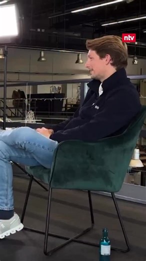 Daniel Fendt on Instagram: "E-Mails sind von gestern… 📩❌ 👉 Folg mir für mehr Content zu Leadership, Business-Mindset und echter Persönlichkeitsentwicklung. 🔥 Effiziente Kommunikation ist der Schlüssel zu schnellem Fortschritt! Statt lange E-Mails hin und her zu schreiben, setze ich auf direkte Kommunikationswege wie WhatsApp, um Ideen und Lösungen im Team blitzschnell auszutauschen. Wertschätzung bleibt wichtig, aber in einem agilen Umfeld zählt vor allem Effizienz. 🚀"