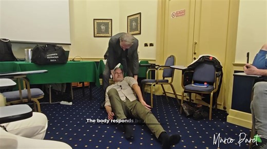 💬In the video two states of the human nervous system can be observed that are very interesting. ✔️In the first moment a rapid magnetic crisis appears: the body enters a state of trance and reacts with spontaneous movements while the nervous system changes mode. ✔️In the second moment catalepsy can be seen: a state of surprising stability in which the body maintains the position without apparent effort. 👉🏻These processes show how deeply the body and attention are connected. 👉🏻When certain co