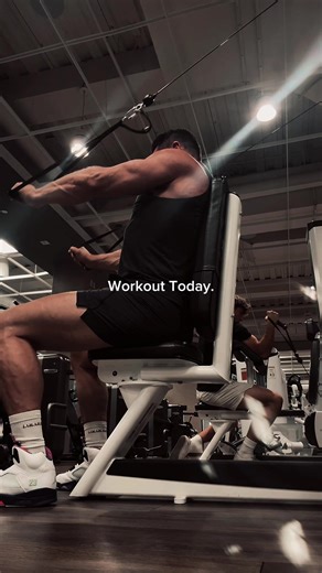 Chest and tri for this guy. What do your splits look like? Mine are: Legs, Chest & Tri, Rest, Back & Bi, Shoulders & Arms, Rest.#FirefighterFitness #FitAt40 #MensFitness #firefighters