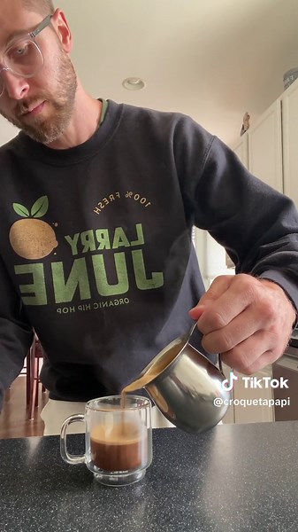 How to make cuban coffee 🇨🇺☕️ #cuba #cubancoffee #cafeteria #cafecito #miami #coffee #coffeetiktok #moka #mokapot #coffeetime