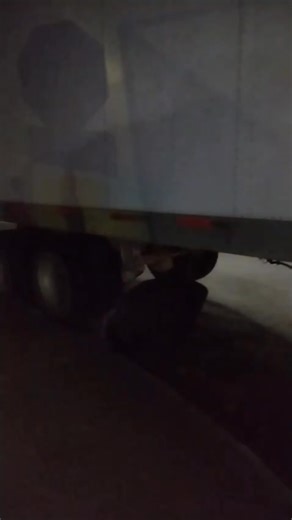 Robo de tráiler salió mal...el camión fue robado está tarde en San José por la rotonda de zapote amordazan al chófer y en Siquirres centro a un costado de la plaza de fútbol de María Auxiliadora el tráiler cae a una cuneta al no tomar una curva. Los ladrones intentan sacar el tráiler pero al llegar una patrulla de fuerza pública salen corriendo y abordan un carro tipo sedán que los custodiaba frente al cementerio municipal de Siquirres , abandonan el camión y al chófer amordazado. Oij y fuerza p