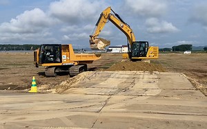 卡特彼勒挖掘机装载卡特彼勒履带式自卸车