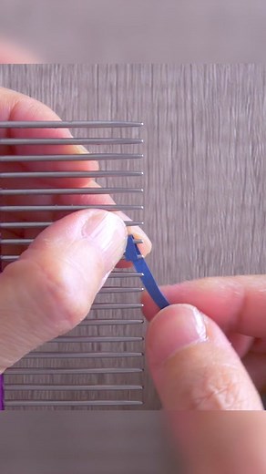 立体的なペーパークイリングでポインセチアの花……つもり。青いからなんか違う花に見えちゃうけど、赤ならちゃんとクリスマスの花になるよ✨🎄 #クリスマス #手作りクリスマス #ハンドメイド #christmas #diycrafts