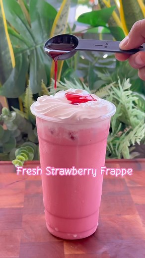 Strawberry Frappe 70g Artisanal Fresh Strawberry Powder 35g Artisanal Milky Cream Base Powder 60ml Water Strawberry Syrup (Optional) 315g Crushed Ice #frappe #easyrecipe | Dessert By Kaye'J Channel
