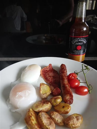 Bacon, sausage, eggs, tomatoes with a flavour explosion 💥 that is #LancashireSauce #delicious #breakfast #brunch #dontspillchallenge