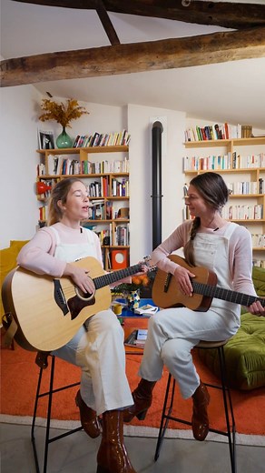 Chanter « Liberté » en acoustique, ça donne ça. Merci Paul Eluard pour ces si belles paroles qu’on a adoré mettre en musique 🎵🎼🎶 | Les Frangines