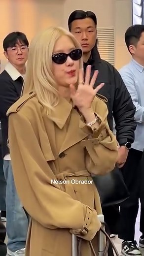 39K views · 1.2K reactions | BLACKPINK ROSÉ at Gimpo International Airport on her way to Japan for TiffanyAndCo’s Tiffany Wonder exhibition at the Tokyo Node gallery #블랙핑크 #blackpink #rosé #로제 | Nelson Obrador | Facebook