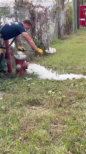 Greater Springfield VFD engine 422 flushing hydrant at 4+ alarm fire #fast #fire #water #automobile