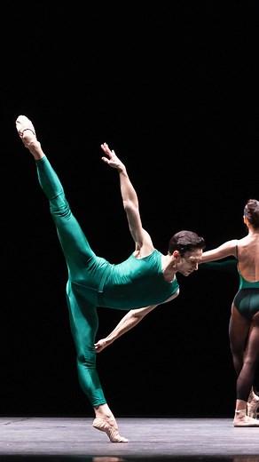 🟢IN THE MIDDLE, SOMEWHAT ELEVATED 🟢 Una pietra miliare della danza contemporanea firmata dal geniale William Forsythe. Il cui stile unico combina virtuosismo tecnico e libertà assoluta, rendendo i ballerini veri e propri architetti dello spazio. #teatrosancarlo #balletto #ballet #ballerina #forsythe | Teatro San Carlo