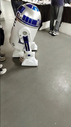 Conociendo a R2-D2 en Centro Cultural Futurama #starwars