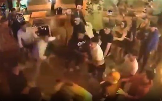 Bătaie generală într-un club de manele. Un luptător a fost lăsat lat în mijlocul străzii - Playsport