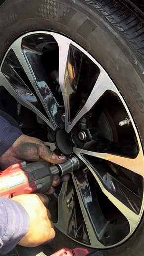 HOW TO PROPERLY TORQUE LUG NUTS ON ANY CAR #tireguy #diyautorepair #mechanic