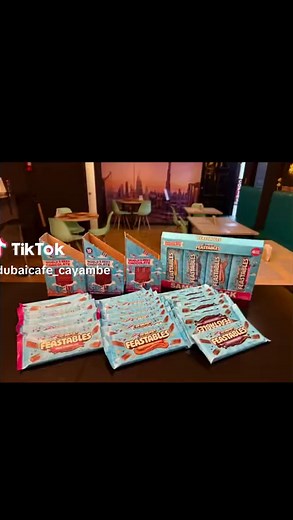 ¡ATENCIÓN AMANTES DEL CHOCOLATE! Llegaron los Feastables: ¡las barras más famosas del mundo están aquí! Sabores que te van a obsesionar: \t•\tMilk Chocolate (el clásico cremoso) \t•\tPeanut Butter Crunch (chocolate crocante de maní) \t•\tDark Chocolate (intenso y lleno de sabor) ¡Pocas unidades disponibles! ¡Corre por la tuya antes de que se agoten! @MrBeast #Cayambe #cafe #cafeteriasbonitas