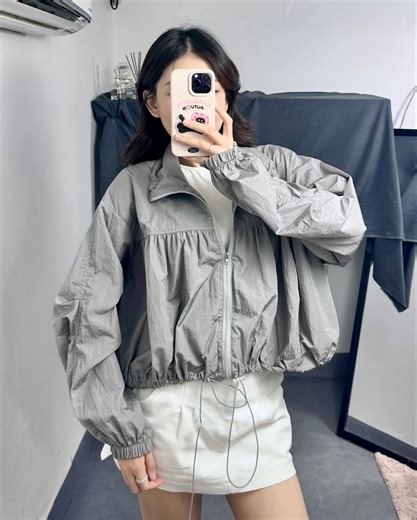 oldt_thrift.unisex on Instagram: "Judyquè Condition: 90% Flaws: NONE Size: FREE SIZE Length: 17’ 43cm Width: 27’ 69cm Material: Polyester Thickness: Light Price: 6$ Model |Weight: 50kg Height: 1.62m| Wearing S size"