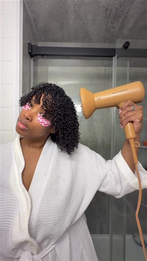 My curly afro routine ! I switch my products often but this week I used: @amika Hydro Rush @amika Curl Corps Defining Cream @amika Curl Coprs enhancing gel @FHI HEAT Unbrush @PATTERN Beauty blow dryer & pick #curlyhairroutine #afro #washandgo