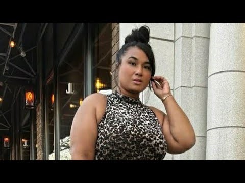Sandra (iamcurvysandz)a fashion model.